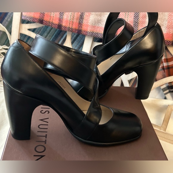 Authentic and gorgeous Louis Vuitton classy heels with ankle wrap tie. - Picture 5 of 9